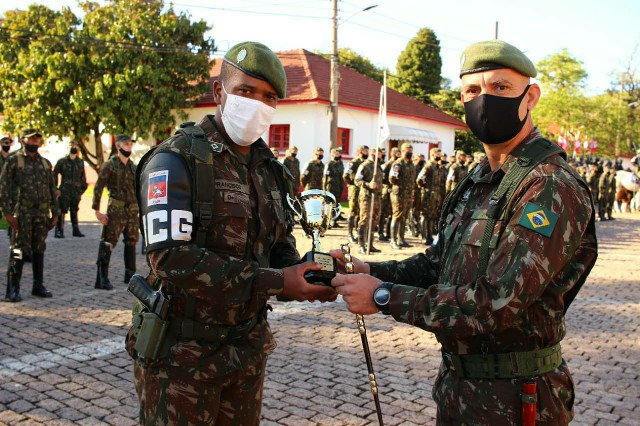 Exército Brasileiro - #PreparoConstante 3º Regimento de #Cavalaria de  Guarda realiza treinamentos para as Operações de Garantia da Lei e da Ordem  (GLO), em Porto Alegre-RS. #BraçoForte #Cavalaria